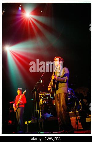 DAN WILSON, SEMISONIC, CONCERTO, 2001: Dan Wilson della band di Minneapolis Semisonic suona dal vivo al culmine della loro fama alla Cardiff International Arena CIA di Cardiff, Galles, Regno Unito, il 14 febbraio 2001. Foto: Rob Watkins. INFO: I Semisonic, un gruppo rock statunitense formatosi nel 1995 a Minneapolis, Minnesota, hanno guadagnato fama con successi come "Closing Time". Le loro melodie infettive e i testi introspettivi risuonano con il pubblico di tutto il mondo. Foto Stock