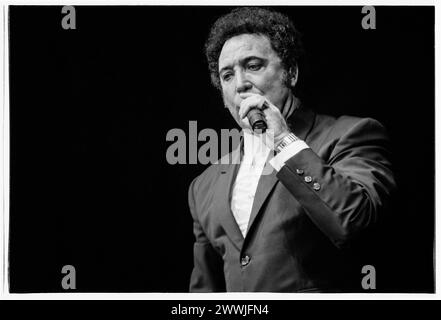 TOM JONES, CONCERTO CASALINGO, 1996: La leggenda del canto gallese di 56 anni TOM JONES vive alla Cardiff International Arena CIA di Cardiff, Galles, Regno Unito il 1° dicembre 1996. Foto: Rob Watkins. INFO: Tom Jones, nato nel 1940 in Galles, è un leggendario cantante gallese noto per la sua voce potente e la sua presenza dinamica sul palco. Con successi senza tempo come "IT's Not Insual" e "Delilah", Jones ha goduto di una carriera prolifica che abbraccia diversi generi, consolidando il suo status di intrattenitore iconico. Foto Stock