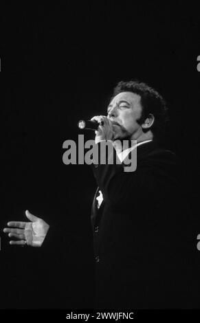 TOM JONES, CONCERTO CASALINGO, 1996: La leggenda del canto gallese di 56 anni TOM JONES vive alla Cardiff International Arena CIA di Cardiff, Galles, Regno Unito il 1° dicembre 1996. Foto: Rob Watkins. INFO: Tom Jones, nato nel 1940 in Galles, è un leggendario cantante gallese noto per la sua voce potente e la sua presenza dinamica sul palco. Con successi senza tempo come "IT's Not Insual" e "Delilah", Jones ha goduto di una carriera prolifica che abbraccia diversi generi, consolidando il suo status di intrattenitore iconico. Foto Stock