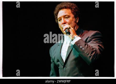 TOM JONES, CONCERTO CASALINGO, 1996: La leggenda del canto gallese di 56 anni TOM JONES vive alla Cardiff International Arena CIA di Cardiff, Galles, Regno Unito il 1° dicembre 1996. Foto: Rob Watkins. INFO: Tom Jones, nato nel 1940 in Galles, è un leggendario cantante gallese noto per la sua voce potente e la sua presenza dinamica sul palco. Con successi senza tempo come "IT's Not Insual" e "Delilah", Jones ha goduto di una carriera prolifica che abbraccia diversi generi, consolidando il suo status di intrattenitore iconico. Foto Stock