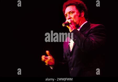 TOM JONES, CONCERTO CASALINGO, 1996: La leggenda del canto gallese di 56 anni TOM JONES vive alla Cardiff International Arena CIA di Cardiff, Galles, Regno Unito il 1° dicembre 1996. Foto: Rob Watkins. INFO: Tom Jones, nato nel 1940 in Galles, è un leggendario cantante gallese noto per la sua voce potente e la sua presenza dinamica sul palco. Con successi senza tempo come "IT's Not Insual" e "Delilah", Jones ha goduto di una carriera prolifica che abbraccia diversi generi, consolidando il suo status di intrattenitore iconico. Foto Stock