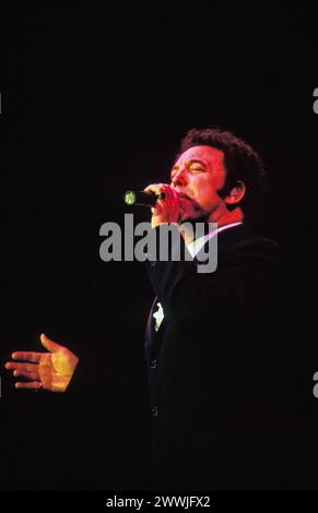 TOM JONES, CONCERTO CASALINGO, 1996: La leggenda del canto gallese di 56 anni TOM JONES vive alla Cardiff International Arena CIA di Cardiff, Galles, Regno Unito il 1° dicembre 1996. Foto: Rob Watkins. INFO: Tom Jones, nato nel 1940 in Galles, è un leggendario cantante gallese noto per la sua voce potente e la sua presenza dinamica sul palco. Con successi senza tempo come "IT's Not Insual" e "Delilah", Jones ha goduto di una carriera prolifica che abbraccia diversi generi, consolidando il suo status di intrattenitore iconico. Foto Stock