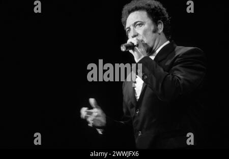 TOM JONES, CONCERTO CASALINGO, 1996: La leggenda del canto gallese di 56 anni TOM JONES vive alla Cardiff International Arena CIA di Cardiff, Galles, Regno Unito il 1° dicembre 1996. Foto: Rob Watkins. INFO: Tom Jones, nato nel 1940 in Galles, è un leggendario cantante gallese noto per la sua voce potente e la sua presenza dinamica sul palco. Con successi senza tempo come "IT's Not Insual" e "Delilah", Jones ha goduto di una carriera prolifica che abbraccia diversi generi, consolidando il suo status di intrattenitore iconico. Foto Stock