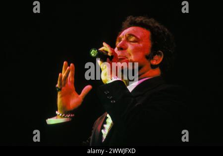 TOM JONES, CONCERTO CASALINGO, 1996: La leggenda del canto gallese di 56 anni TOM JONES vive alla Cardiff International Arena CIA di Cardiff, Galles, Regno Unito il 1° dicembre 1996. Foto: Rob Watkins. INFO: Tom Jones, nato nel 1940 in Galles, è un leggendario cantante gallese noto per la sua voce potente e la sua presenza dinamica sul palco. Con successi senza tempo come "IT's Not Insual" e "Delilah", Jones ha goduto di una carriera prolifica che abbraccia diversi generi, consolidando il suo status di intrattenitore iconico. Foto Stock