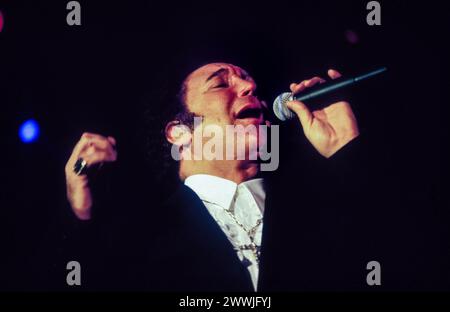 TOM JONES, CONCERTO CASALINGO, 1996: La leggenda del canto gallese di 56 anni TOM JONES vive alla Cardiff International Arena CIA di Cardiff, Galles, Regno Unito il 1° dicembre 1996. Foto: Rob Watkins. INFO: Tom Jones, nato nel 1940 in Galles, è un leggendario cantante gallese noto per la sua voce potente e la sua presenza dinamica sul palco. Con successi senza tempo come "IT's Not Insual" e "Delilah", Jones ha goduto di una carriera prolifica che abbraccia diversi generi, consolidando il suo status di intrattenitore iconico. Foto Stock