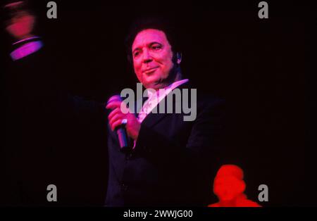 TOM JONES, CONCERTO CASALINGO, 1996: La leggenda del canto gallese di 56 anni TOM JONES vive alla Cardiff International Arena CIA di Cardiff, Galles, Regno Unito il 1° dicembre 1996. Foto: Rob Watkins. INFO: Tom Jones, nato nel 1940 in Galles, è un leggendario cantante gallese noto per la sua voce potente e la sua presenza dinamica sul palco. Con successi senza tempo come "IT's Not Insual" e "Delilah", Jones ha goduto di una carriera prolifica che abbraccia diversi generi, consolidando il suo status di intrattenitore iconico. Foto Stock