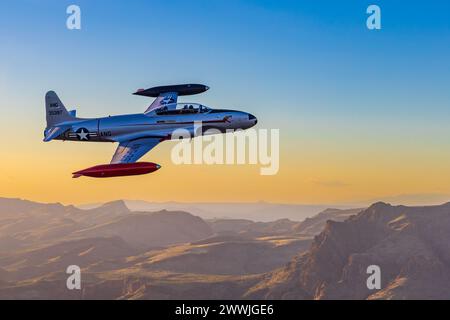 N161AZ Canadair CT-133 Silver Star Arizona Air National Guard Air in volo sopra le Superstition Mountains Arizona Foto Stock