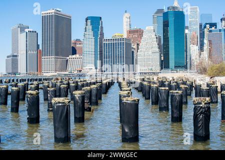 Vista sul centro di Manhattan New York, Stati Uniti. Vista dei resti di un molo del porto e dello skyline del centro di Manhattan dal Brooklyn Bridge Park/Molo 1. New York City Brooklyn Bridge Park / Pier 1 New York Stati Uniti d'America Copyright: XGuidoxKoppesx Foto Stock