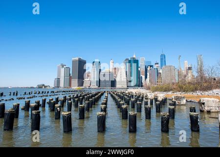 Vista sul centro di Manhattan New York, Stati Uniti. Vista dei resti di un molo del porto e dello skyline del centro di Manhattan dal Brooklyn Bridge Park/Molo 1. New York City Brooklyn Bridge Park / Pier 1 New York Stati Uniti d'America Copyright: XGuidoxKoppesx Foto Stock