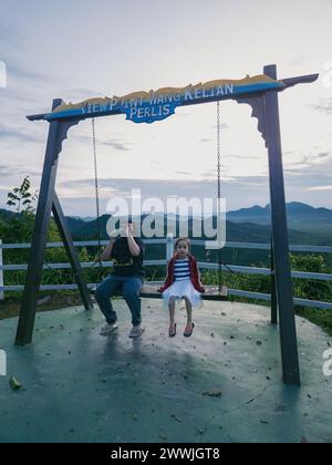 Perlis, Malesia - 6 agosto 2022 Wang Kelian Viewpoint alza con bambini e turisti. Foto Stock