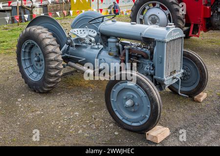 Un trattore agricolo Ferguson Brown vintage grigio del 1939 in vendita ad un'asta a Presteigne, Powys, dove aveva trascorso tutta la sua vita lavorativa Foto Stock