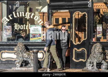 Persone all'ingresso dell'Arlington Hotel a Bachelors Walk. Dublino. Irlanda. Foto Stock