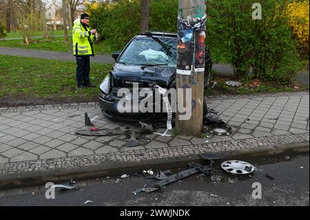 Lipsia - Frau kommt von Straße ab, kracht gegen geparktes Auto und Frontal in Laternenmast 21.03.2024 gegen 16 Uhr Leipzig, Breite Straße Zu einem schweren Unfall kam es am Donnerstagnachmittag auf der Breite Straße a Lipsia. Nach ersten Angaben der Polizei War die Ältere Fahrerin eines Mitsubishi gegen 16 Uhr auf der Breite Straße in nördliche Richtung unterwegs, als sie aus bislang noch ungeklärter Ursache nach rechts von der Fahrbahn abkam. Zunächst kollidierte sie seitlich mit einem VW, fuhr anschließend mehrere Hundert Meter auf dem Fußweg weiter und kollidierte anschließend front mi Foto Stock