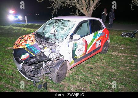 Rackwitz - Pizzadienst-Fahrer kommt in Die Gegenspur und prallt front tal in ciclomotori zwei: Zwei Schwerverletzte 21.03.2024 gegen 19,20 Uhr Rackwitz, Delitzscher Straße Zu einem schweren Unfall kam es am Donnerstagabend gegen 19,20 Uhr auf der Delitzscher Straße a Rackwitz. Nach ersten Angaben der Polizei War der Fahrer eines Pizzadienst-Autos auf der Delitzscher Straße in Richtung Zschortau unterwegs, als er aus bislang ungeklärter Ursache links in den Gegenverkehr fuhr, dort mit zwei Mopedfahrern frontal zusammenstieß und anschließend auf einem angrenzenden Feld landete. Beide jungen Moped-Fahr Foto Stock