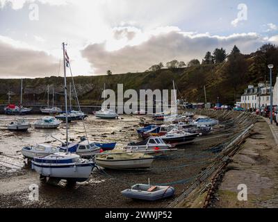 Barche a vela e da pesca ancorate lungo la spiaggia di ciottoli di Stonehaven Harbour con bassa marea, Botany Bay, Stonehaven, Aberdeenshire, Scozia, REGNO UNITO Foto Stock
