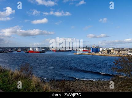 Vista dello skyline della città di Aberdeen, del porto di Aberdeen e del porto di Aberdeen da Torry Battery, Torry, Aberdeen, Aberdeenshire, Scozia, REGNO UNITO Foto Stock