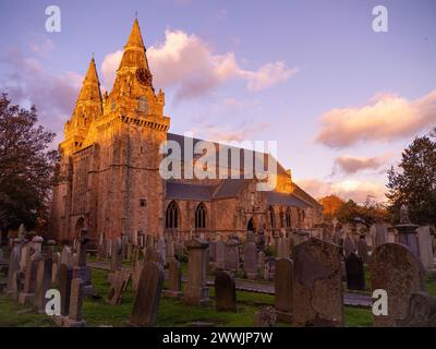 Il cimitero della chiesa della cattedrale di St Machar in autunno al tramonto, The Chanonry, Old Aberdeen, Aberdeen, Aberdeenshire, Scozia, REGNO UNITO Foto Stock