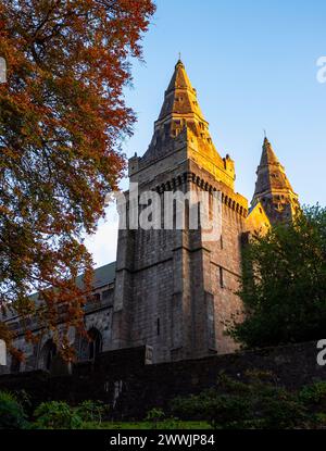 Il fronte occidentale della chiesa della cattedrale di St Machar al tramonto in una serata d'autunno, dalla passeggiata della cattedrale, Old Aberdeen, Aberdeen, Aberdeenshire, Scozia, REGNO UNITO Foto Stock
