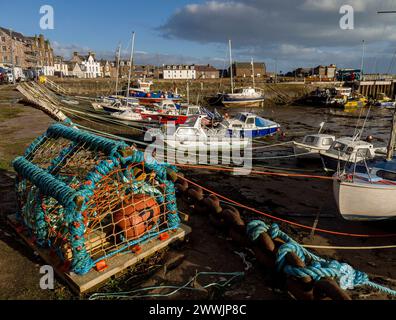 Una pentola di aragosta e barche da pesca con la bassa marea a Cowie Harbour, Stonehaven Bay, Stonehaven, Aberdeenshire, Scozia, REGNO UNITO Foto Stock