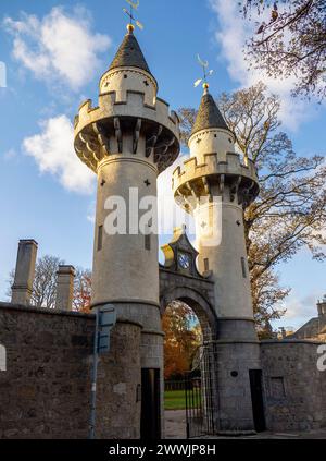 Torri gemelle ispirate al minareto del Powis Gate nel campus del King's College dell'Università di Aberdeen, Old Aberdeen, Aberdeenshire, Scozia, Regno Unito Foto Stock