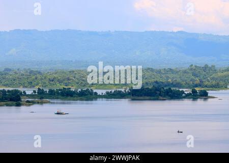 Splendida vista del lago Kaptai. Questa foto è stata scattata da Rangamati, Bangladesh. Foto Stock