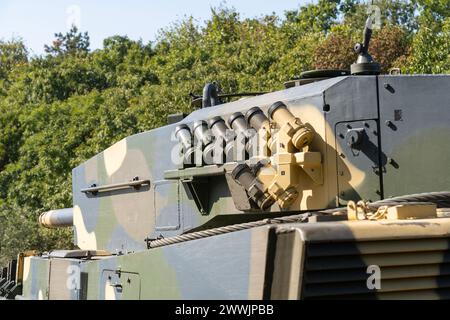 Moderna torretta mimetica con carro armato Leopard 2A4 tedesco dotato di lanciafughe Foto Stock