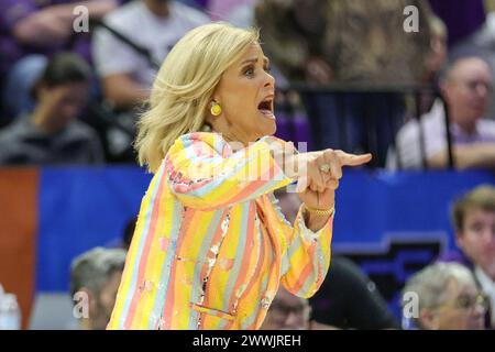 Baton Rouge, LOUISIANA, Stati Uniti. 24 marzo 2024. Il capo allenatore della LSU Kim Mulkey sostiene una chiamata durante il secondo round del torneo NCAA Women's March Madness tra i Middle Tennessee Blue Raiders e i LSU Tigers al Pete Maravich Assembly Center di Baton Rouge, LOUISIANA. Jonathan Mailhes/CSM/Alamy Live News Foto Stock