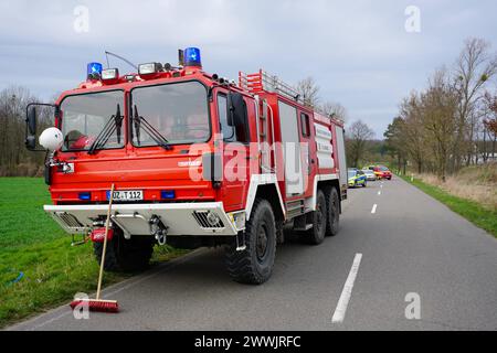 Löbnitz - Zusammenstoß zwischen Auto und Traktor: Schwangere Frau verletzt 22.03.2024 gegen 13 Uhr Löbnitz, zwischen OT Sausedlitz und Reibitz Zu einem schwerem Unfall kam es am Freitagnachmittag gegen 13 Uhr auf der Löbnitzer zwischen den Kreisstraße Ortsteilen Sausedlitz und Reibitz im Kreis Nordsachsen. Nach ersten Angaben der Polizei kam es zu einem Zusammenstoß zwischen einem Auto und dem Anhänger eines Traktors. Die Autofahrerin, eine schwangere Frau, wurde dabei verletzt und kam in ein Krankenhaus. für die Versorgung vor Ort wurde auch ein Notarzt per Rettungshubschrauber alarmiert. Wie Foto Stock