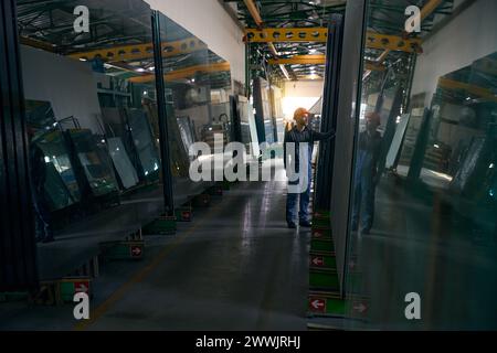 Caposquadra in un'officina di produzione di vetrine Foto Stock