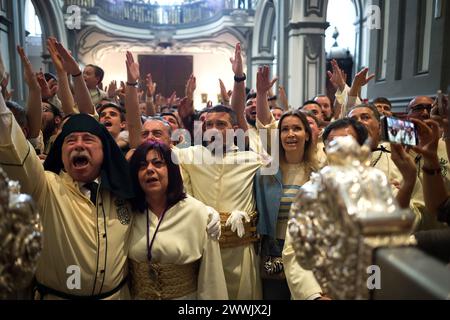 L'attore spagnolo Antonio Banderas si vede cantare accanto alla sua coppia Nicole Kimpel e con altri penitenti all'interno di una chiesa dopo che la processione della fratellanza "Lagrimas y favores" è stata cancellata a causa della pioggia durante le celebrazioni della settimana Santa della domenica delle Palme. Migliaia di fedeli attendono di vedere le processioni con le statue di Cristo e della Vergine Maria come parte delle tradizionali celebrazioni della settimana Santa. In Andalusia, la Pasqua riunisce migliaia di persone provenienti da tutto il mondo ed è considerata uno degli eventi religiosi e culturali più importanti dell'anno. (Foto di Jesus Merid Foto Stock