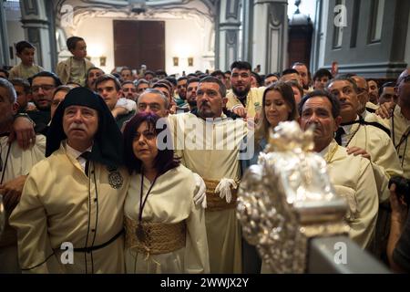 L'attore spagnolo Antonio Banderas si vede cantare accanto alla sua coppia Nicole Kimpel e con altri penitenti all'interno di una chiesa dopo che la processione della fratellanza "Lagrimas y favores" è stata cancellata a causa della pioggia durante le celebrazioni della settimana Santa della domenica delle Palme. Migliaia di fedeli attendono di vedere le processioni con le statue di Cristo e della Vergine Maria come parte delle tradizionali celebrazioni della settimana Santa. In Andalusia, la Pasqua riunisce migliaia di persone provenienti da tutto il mondo ed è considerata uno degli eventi religiosi e culturali più importanti dell'anno. (Foto di Jesus Merid Foto Stock