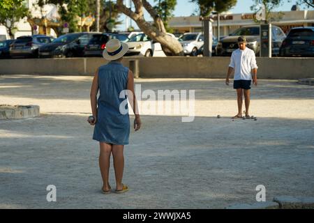 Cassis, Provenza, Francia - 21 giugno 2021: Coppia di mezza età che gioca a petanque nel parco, popolare attività estiva in Costa Azzurra Foto Stock