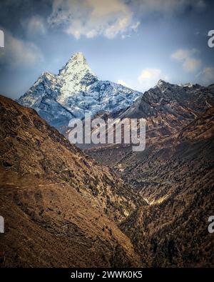 Il sentiero conduce verso l'alto verso ama Dablam (sfondo) durante il trekking verso il Monte Everest in Nepal. Foto Stock