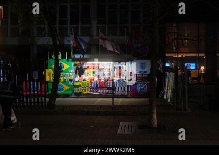 WEMBLEY, LONDRA - 24 marzo 2024: Stallo che vende merce fuori dallo stadio di Wembley la notte della partita di calcio Inghilterra-Brasile Foto Stock