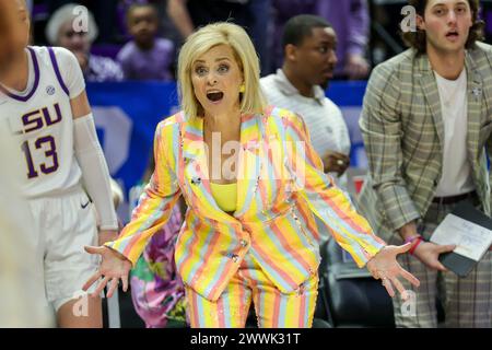 Baton Rouge, LOUISIANA, Stati Uniti. 24 marzo 2024. Il capo allenatore della LSU Kim Mulkey mette in dubbio una chiamata durante il secondo round del torneo femminile NCAA di marzo folle tra i Middle Tennessee Blue Raiders e i LSU Tigers al Pete Maravich Assembly Center di Baton Rouge, LOUISIANA. Jonathan Mailhes/CSM/Alamy Live News Foto Stock