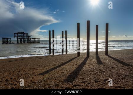 Brighton Beach, vista del molo ovest in un pomeriggio nuvoloso, Inghilterra sud-orientale Foto Stock