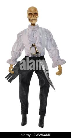 Un vecchio scheletro che indossa un abito pirata con camicia con volant, cummerbund, stivali e un pugnale lucente Foto Stock