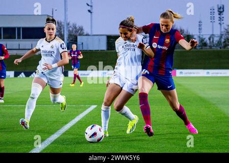 Valdebebas, Madrid, Spagna. 24 marzo 2024. MADRID, SPAGNA - 24 MARZO: Fridolina Rolfo del Barcellona (R) in azione contro Kenti Robles (C) e Athenea del Castillo (L) del Real Madrid durante la partita spagnola di WomenÃs League F tra Real Madrid e FC Barcelona all'Estadio Alfredo di Stefano il 24 marzo 2024 a Madrid, Spagna. (Credit Image: © Alberto Gardin/ZUMA Press Wire) SOLO PER USO EDITORIALE! Non per USO commerciale! Foto Stock