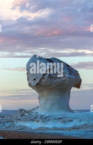 Primo piano di una roccia a forma di fungo di gesso sotto nuvole pastello, Egitto Foto Stock