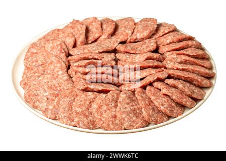 Polpette di carne cruda tritata. Prodotti da macelleria. Polpette crude isolate su sfondo bianco. Primo piano Foto Stock