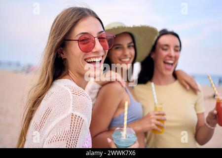 Ritratto di tre giovani donne caucasiche in posa sorridenti guardando la macchina fotografica Foto Stock
