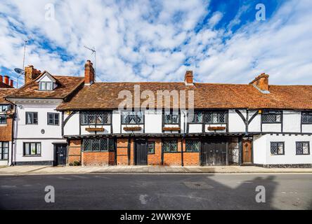 Una fila di case e cottage storici in legno con "Old Timbers" e "Friday Cottage" in Friday Street a Henley-on-Thames, nel sud dell'Oxfordshire Foto Stock