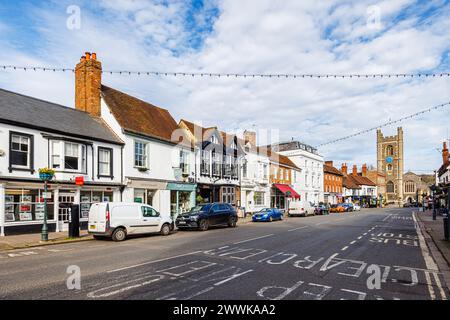 Vista verso St Mary the Virgin Church in Hart Street, la principale via dello shopping di Henley-on-Thames, una città nel sud dell'Oxfordshire Foto Stock