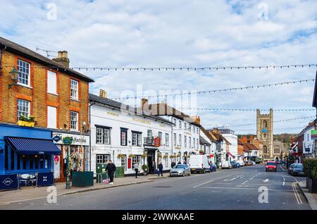 Vista verso St Mary the Virgin Church in Hart Street, la principale via dello shopping di Henley-on-Thames, una città nel sud dell'Oxfordshire Foto Stock