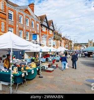 Bancarelle all'aperto in Market Square, Henley-on-Thames, una città nel sud dell'Oxfordshire Foto Stock