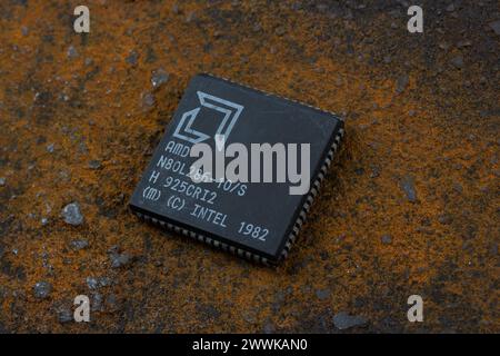 KIEV, UCRAINA - 2 agosto 2023. Unità processore AMD 286 su sfondo arrugginito. Foto Stock