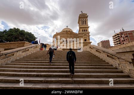 Visitatori che salgono i gradini del monastero di San Giorgio, strade del Cairo, Egitto Foto Stock