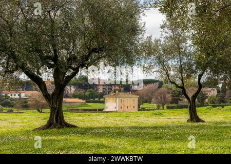Paesaggio panoramico nel Parco della via Appia a Roma, Italia Foto Stock