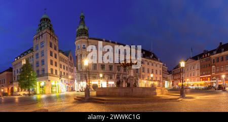 La piazza più antica di Gammeltorv o mercato Vecchio con la Fontana della Caritas di notte, Copenaghen, Danimarca Foto Stock