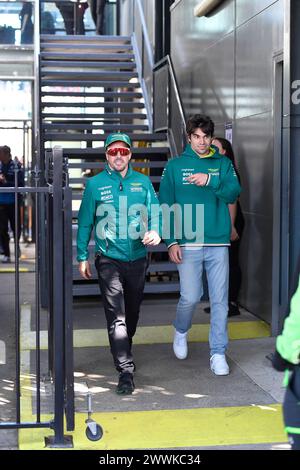 MELBOURNE, AUSTRALIA, 24 marzo 2024. Nella foto: 14 Fernando Alonso (ESP) Aston Martin Aramco F1 Team e 18 Lance Stroll (CAN) Aston Martin Aramco F1 Team tornano al paddock dopo la sfilata dei piloti domenicale al FIA Formula 1 Rolex Australian Grand Prix 2024 3° round dal 22 al 24 marzo presso Albert Park Street circuito, Melbourne, Australia. Crediti: Karl Phillipson/Alamy Live News Foto Stock